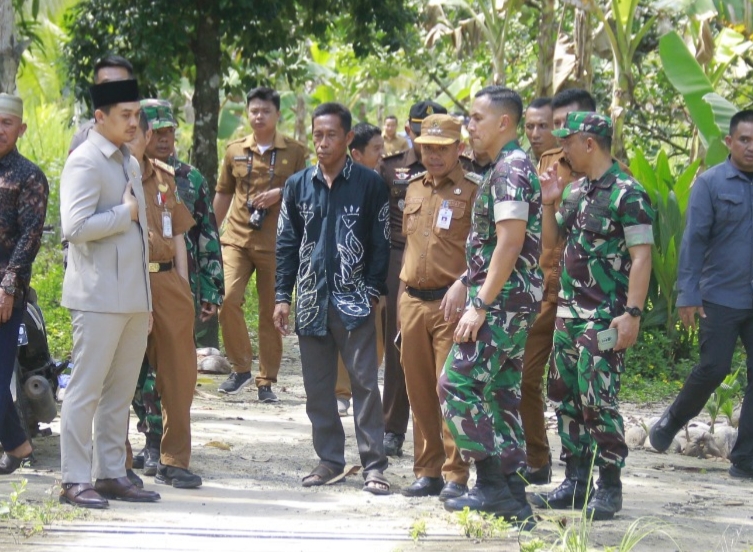 dandim tanah bumbu bersama pemerintah daerah meninjau lokasi pembangunan jembatan garuda di kusan hilir