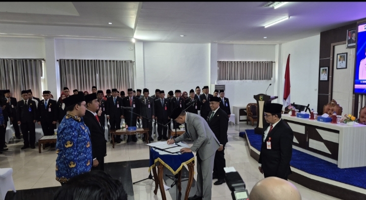 bupati tanah laut melantik pejabat dan pns formasi 2024 di gedung sarantang saruntung pelaihari