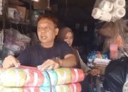 pedagang plastik di majalengka terdampak kenaikan harga plastik yang menyebabkan penurunan omzet