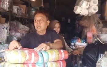 pedagang plastik di majalengka terdampak kenaikan harga plastik yang menyebabkan penurunan omzet