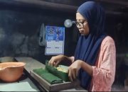 pengrajin tempe majalengka menggunakan daun pisang sebagai kemasan karena harga kedelai dan plastik naik