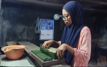 pengrajin tempe majalengka menggunakan daun pisang sebagai kemasan karena harga kedelai dan plastik naik