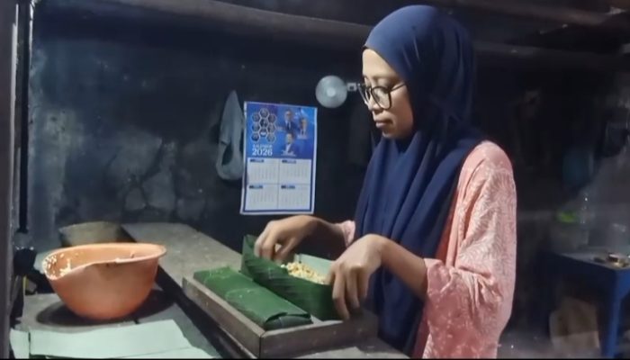 Harga Kedelai dan Plastik Naik, Pengrajin Tempe Majalengka Beralih ke Daun Pisang