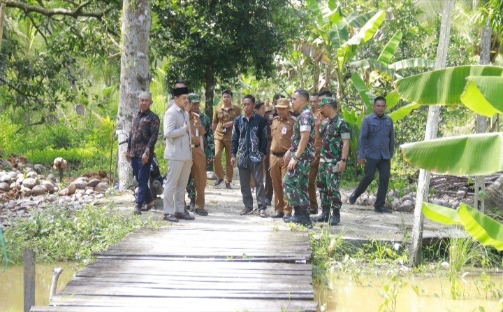 ketua dprd tanah bumbu andrean atma maulani meninjau lokasi jembatan garuda di kusan hilir
