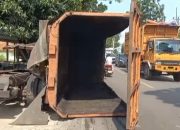 truk batu bara terguling di jalan cirebon bandung majalengka