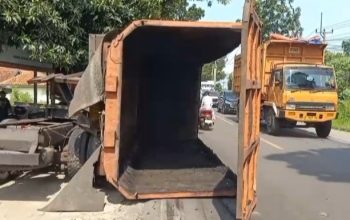 truk batu bara terguling di jalan cirebon bandung majalengka