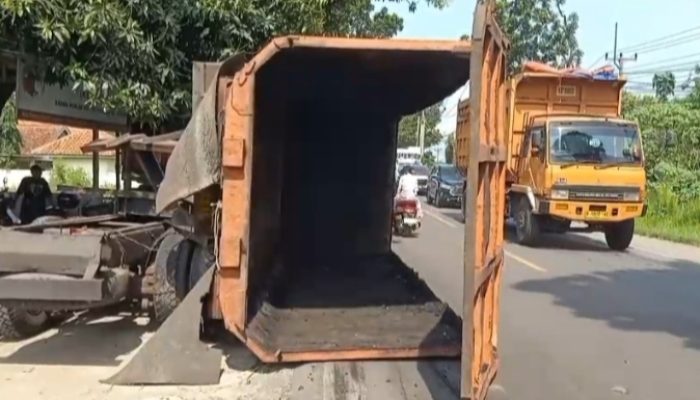 Truk Muat 25 Ton Batu Bara Terguling di Jalan Cirebon–Bandung, Lalu Lintas Terganggu