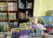 Tumpukan berbagai produk plastik dan kemasan di toko perlengkapan usaha di Tanah Laut yang harganya mengalami kenaikan signifikan.