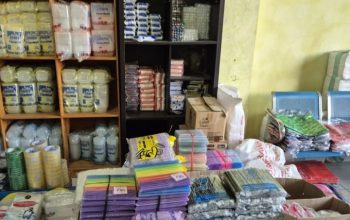 Tumpukan berbagai produk plastik dan kemasan di toko perlengkapan usaha di Tanah Laut yang harganya mengalami kenaikan signifikan.