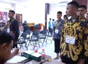 Peserta seleksi Polri 2026 menjalani pemeriksaan administrasi di Polda DIY dengan nomor peserta terpasang di dada.