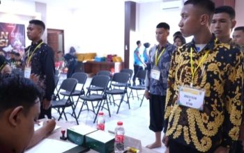 Peserta seleksi Polri 2026 menjalani pemeriksaan administrasi di Polda DIY dengan nomor peserta terpasang di dada.