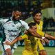 Pemain Barito Putera dan PSS Sleman duel perebutan bola pada laga Championship 2025/2026 di Banjarmasin.