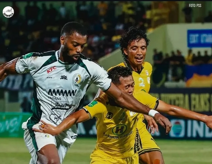 Pemain Barito Putera dan PSS Sleman duel perebutan bola pada laga Championship 2025/2026 di Banjarmasin.