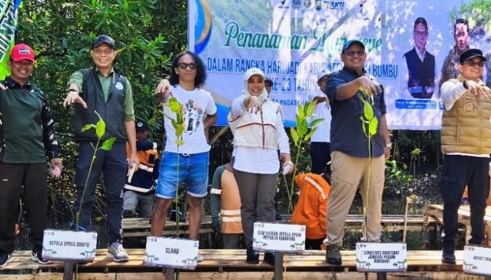 Tanam Mangrove di Muara Pagatan, Tanah Bumbu Perkuat Perlindungan Pesisir
