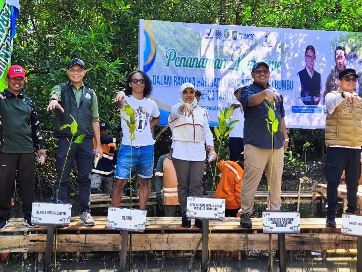 Bupati Tanah Bumbu Andi Rudi Latif bersama tamu undangan mengikuti penanaman mangrove di Muara Pagatan.