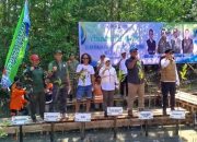 Kaka Slank dan Bupati Tanah Bumbu mengikuti penanaman mangrove di Desa Muara Pagatan, Kusan Hilir.