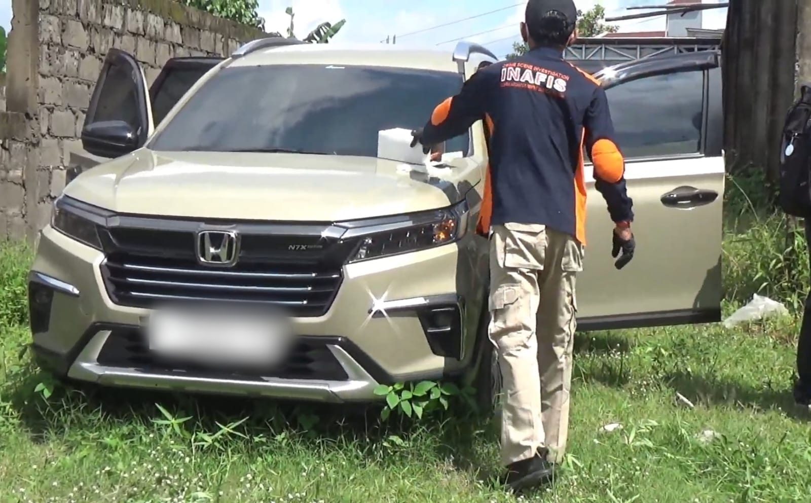 Petugas Inafis memeriksa mobil lokasi penemuan jasad pria dalam mobil terparkir di Condongcatur, Sleman.