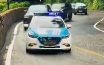Mobil berhenti di tikungan tajam jalur Sitinjau Lauik Sumatera Barat dalam video viral di media sosial.