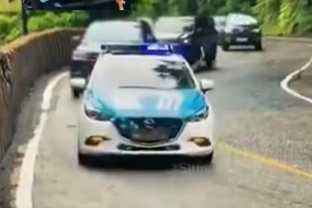 Mobil berhenti di tikungan tajam jalur Sitinjau Lauik Sumatera Barat dalam video viral di media sosial.