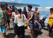 Petugas gabungan menolong wisatawan yang terseret arus di Pantai Parangkusumo, Bantul.