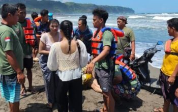 Petugas gabungan menolong wisatawan yang terseret arus di Pantai Parangkusumo, Bantul.