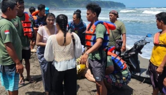Tiga Wisatawan Terseret Arus di Pantai Parangkusumo Bantul Berhasil Diselamatkan