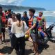 Petugas gabungan menolong wisatawan yang terseret arus di Pantai Parangkusumo, Bantul.