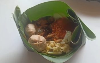 Mie ayam bakso dalam kemasan daun pisang di Sumedang sebagai pengganti bungkus plastik.