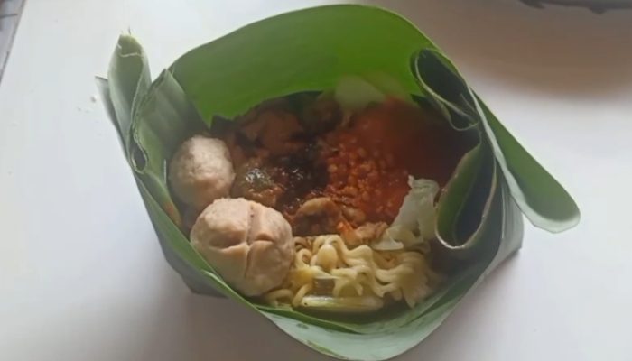 Harga Plastik Naik, Pedagang Mie Ayam di Sumedang Beralih ke Bungkus Daun Pisang