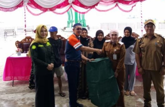 DLH Kotabaru menyerahkan sarana pengelolaan sampah dalam sosialisasi program BAPILAH di Desa Rampa.