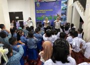 Anak-anak mengikuti kegiatan story telling Dispersip Kotabaru untuk meningkatkan literasi usia dini