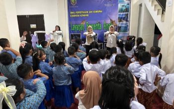 Anak-anak mengikuti kegiatan story telling Dispersip Kotabaru untuk meningkatkan literasi usia dini