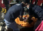 Petugas Inafis mengevakuasi jasad pria tanpa identitas yang ditemukan di kamar kos di Banguntapan, Bantul.