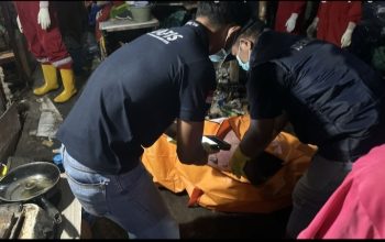 Petugas Inafis mengevakuasi jasad pria tanpa identitas yang ditemukan di kamar kos di Banguntapan, Bantul.