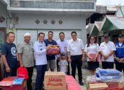 Bupati Pulang Pisau Ahmad Rifa’i menyerahkan bantuan logistik kepada korban kebakaran di Gang Kapakat, Pulang Pisau.