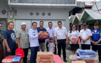 Bupati Pulang Pisau Ahmad Rifa’i menyerahkan bantuan logistik kepada korban kebakaran di Gang Kapakat, Pulang Pisau.