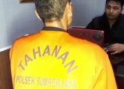 Seorang pelaku pencurian motor menjalani pemeriksaan di ruang penyidik Polsek Sumberjaya, Majalengka, usai ditangkap warga.