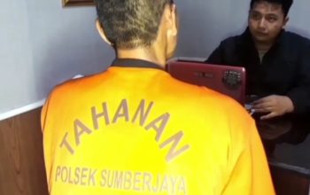 Seorang pelaku pencurian motor menjalani pemeriksaan di ruang penyidik Polsek Sumberjaya, Majalengka, usai ditangkap warga.