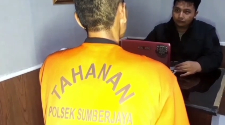Seorang pelaku pencurian motor menjalani pemeriksaan di ruang penyidik Polsek Sumberjaya, Majalengka, usai ditangkap warga.