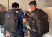 Polisi mengamankan terduga pelaku dalam penggerebekan rumah kosong yang digunakan untuk transaksi obat keras ilegal di Majalengka.