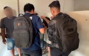 Polisi mengamankan terduga pelaku dalam penggerebekan rumah kosong yang digunakan untuk transaksi obat keras ilegal di Majalengka.