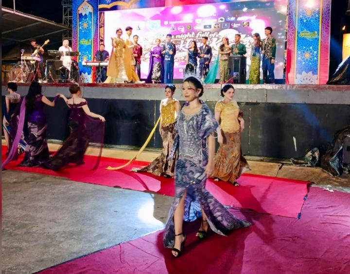 Fashion show siswa SMKN 1 Kotabaru menampilkan kebaya modern di Siring Laut Kotabaru