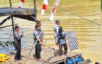 Khairun Noor melepas peserta lomba balap perahu ketinting dengan mengibarkan bendera start di Sungai Satui, Tanah Bumbu.