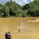 Perahu ketinting melaju kencang di Sungai Satui saat lomba berlangsung dengan penonton menyaksikan dari tepi sungai di Tanah Bumbu.