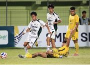 Duel pemain Barito Putera vs Persiba Balikpapan dalam pertandingan Liga 2 Indonesia