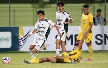 Duel pemain Barito Putera vs Persiba Balikpapan dalam pertandingan Liga 2 Indonesia