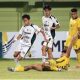 Duel pemain Barito Putera vs Persiba Balikpapan dalam pertandingan Liga 2 Indonesia