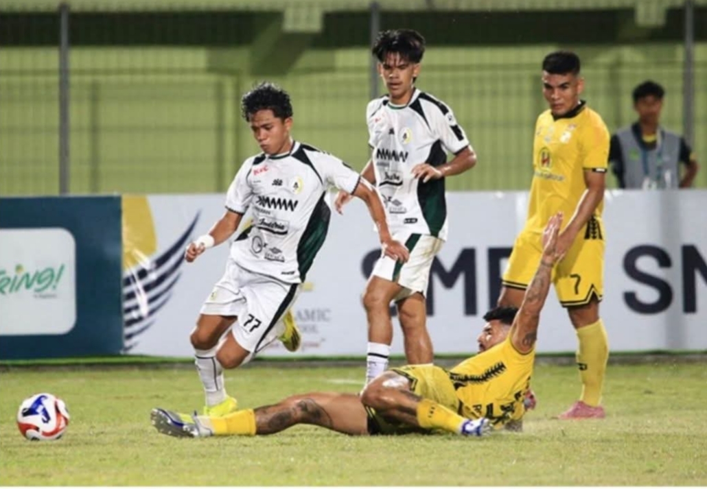 Duel pemain Barito Putera vs Persiba Balikpapan dalam pertandingan Liga 2 Indonesia