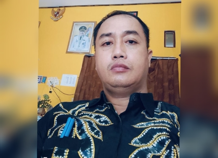 Potret Kepala Desa Hampang Ilham yang menyampaikan bantahan atas tudingan penelantaran anak di Kotabaru.