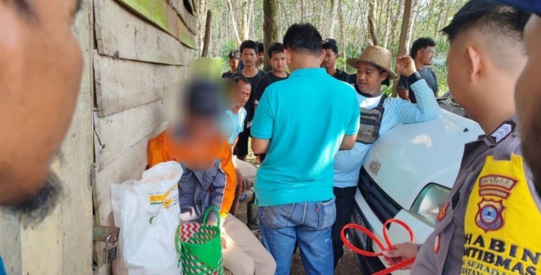 Seorang pria diamankan warga dan polisi setelah diduga mencuri cabai di kebun wilayah Haruai, Tabalong.